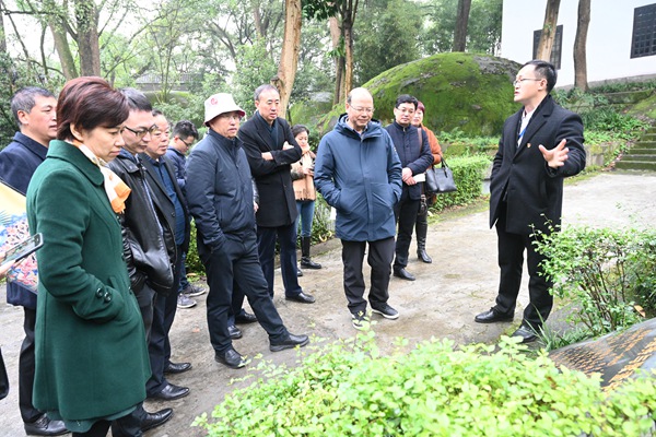 听取聚奎中学人文历史介绍.JPG