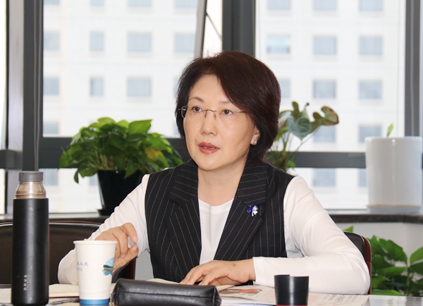 田野讲话.jpg