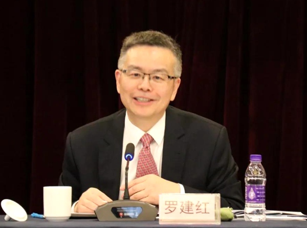 罗建红作工作报告.jpg