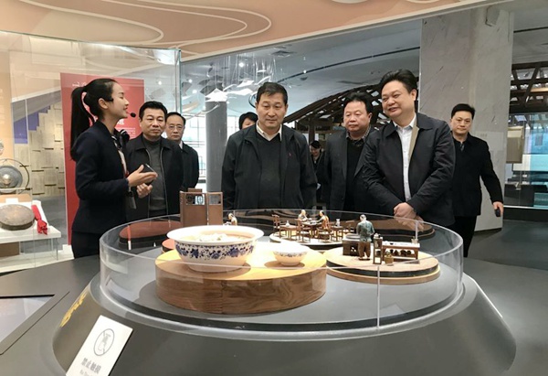 调研组一行在丘成桐国际会展中心调研.jpg