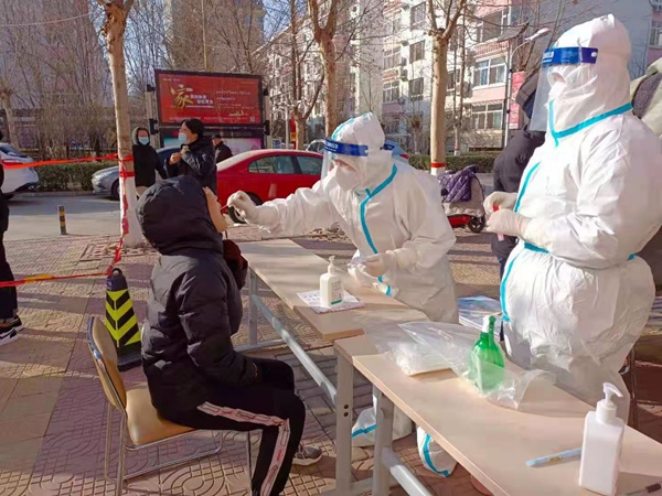 保定新视眼科医院医护人员支援核酸检测工作.jpg
