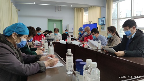 魏庆民与专家组成员探讨治疗方案1.jpg