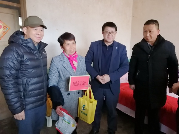 入户慰问.jpg