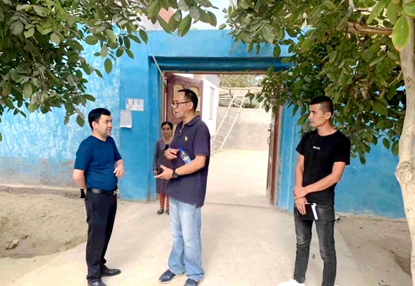 吴卫东在喀什地区患者家中走访.jpg