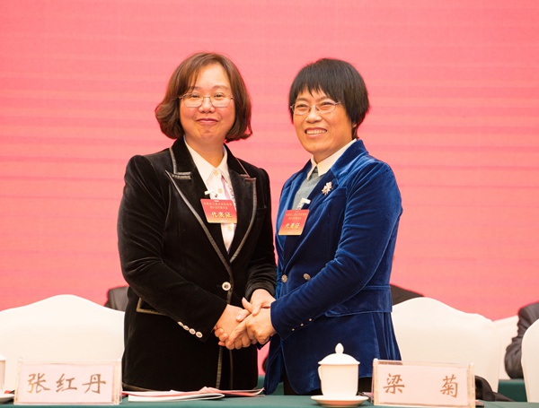 新老主委握手.jpg