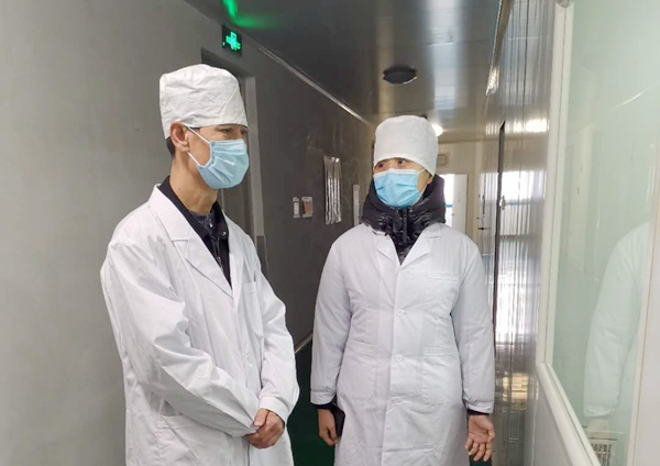 右一陈虹在检查生产情况.jpg