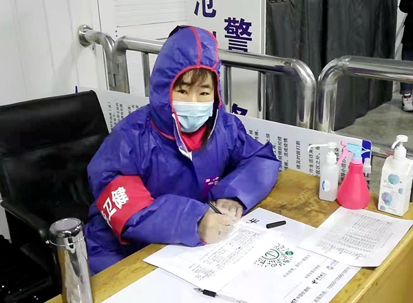 孙永立在车站卡口值班.jpg
