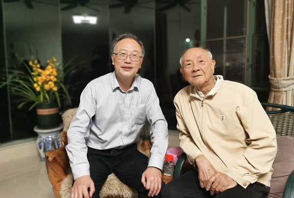 农工党广东省委员会领导节前看望原主委李伯球之子李刚.jpg