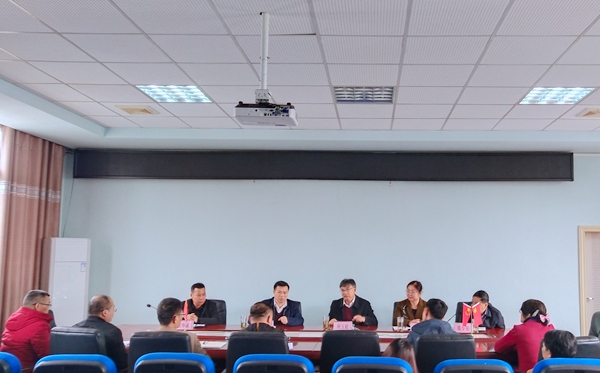 在昭平县人民医院召开座谈会.jpg