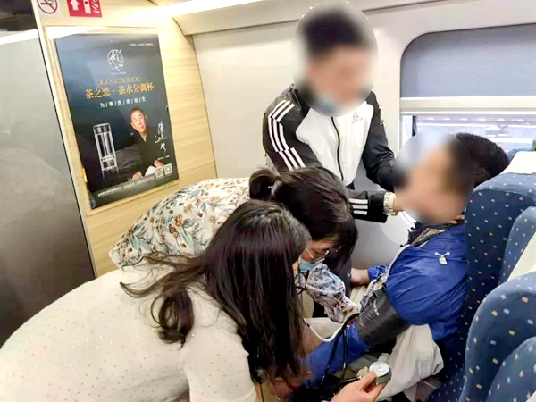 葛丽珍救治旅客 (3).jpg
