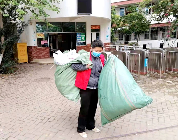 图四农工党员覃庆祥老师搬运学生行李_副本.jpg