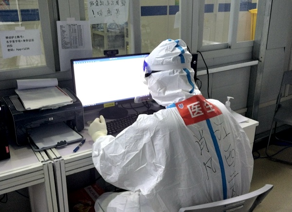 肖凡在方舱值守.jpg