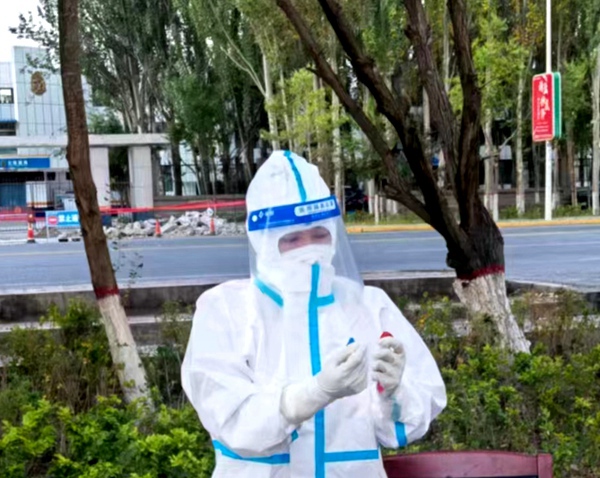 2农工党员史玲忠在核酸采集一线.jpg