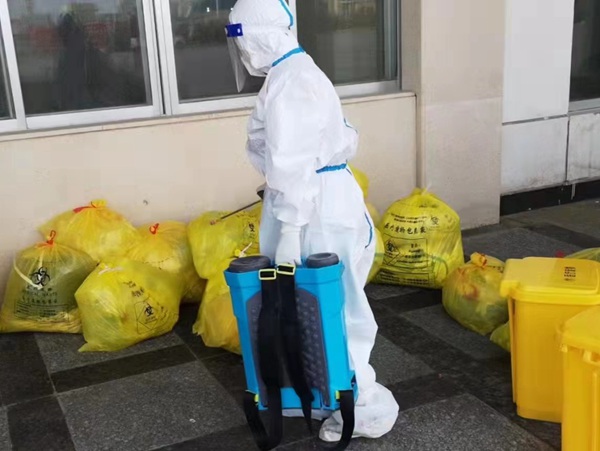 石元寿在抗疫一线服务.jpg