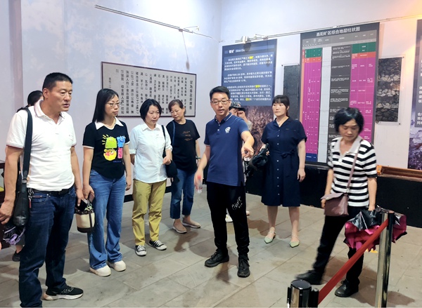 听取相关人员介绍.jpg