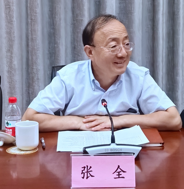 张主委个人照.jpg