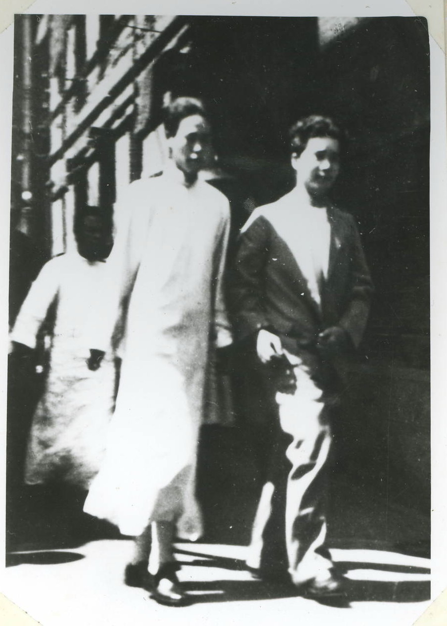 图为邓演达(右一)在国民党侦缉队特务的押送下戴着手铐走向囚车.