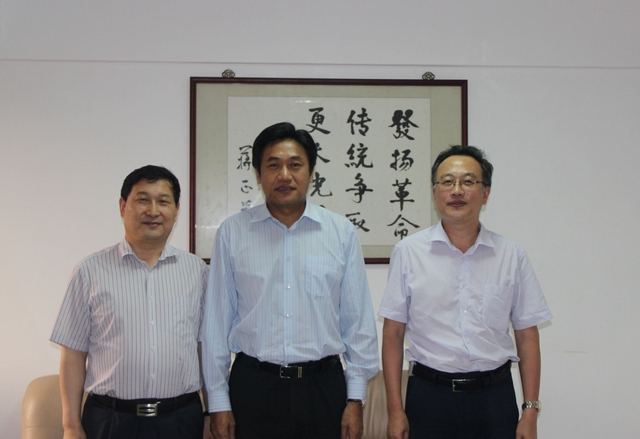 马光瑜主委,刘启德副主委和邓海光副省长合影